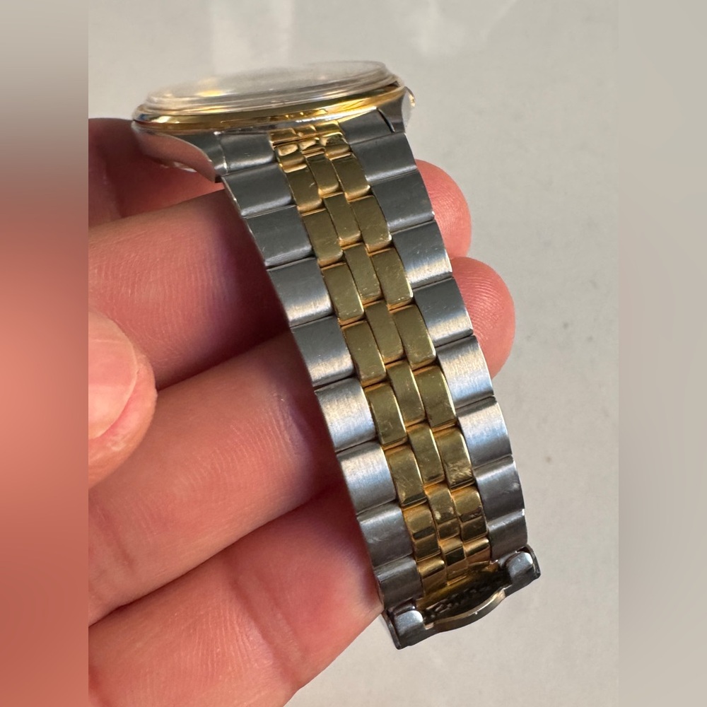 Seiko Two-Tone Silver and Gold Men's Watch - Picture 10 of 12
